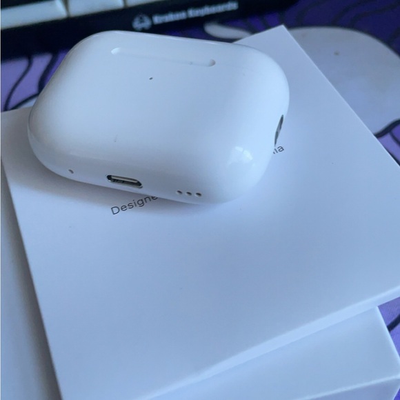 Wireless White Earbud Headphones - Picture 6 of 7